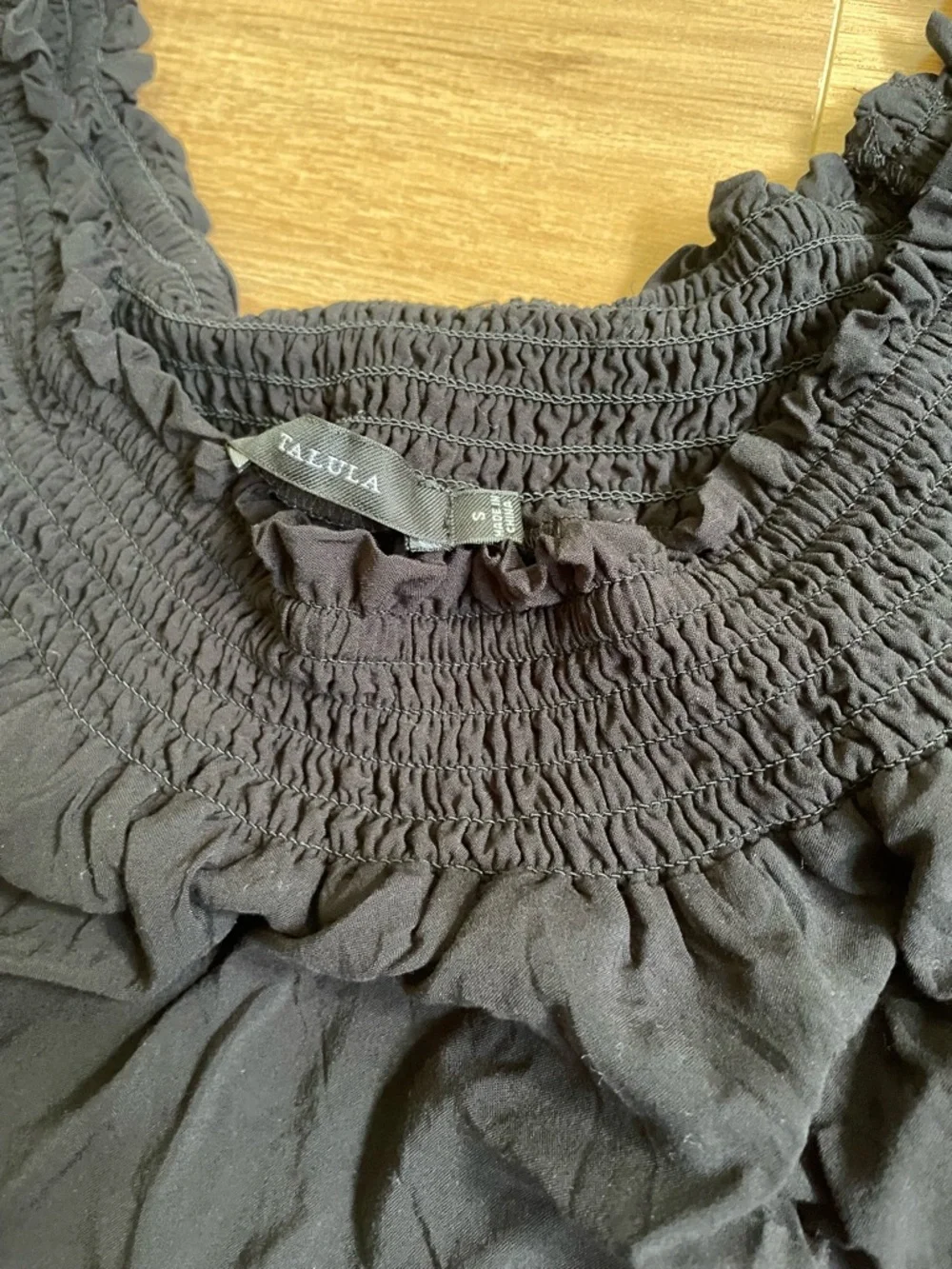 Talula Black Crinkle Off Shoulder Top Smocked Stretch Size S - Picture 5 of 8